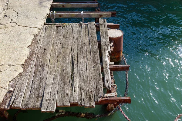 Oude Beschadigd Houten Steiger Zee Haven — Stockfoto