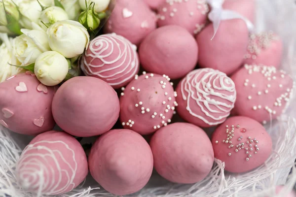 Bellissimo Bouquet Delicato Composto Fragole Cioccolato Rosa Rose Bianche Fondo — Foto Stock