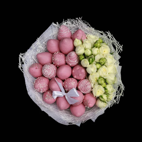 Красивый Нежный Букет Состоящий Клубники Розовом Шоколаде Белых Роз Черном — стоковое фото