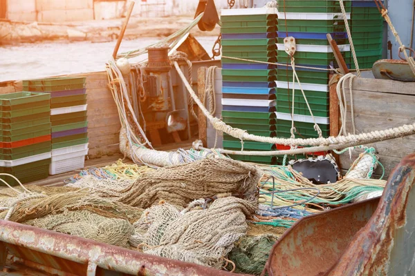 トロール 遠洋性ボード ネットと魚漁業デッキ上にある小さな漁村の Seiner のボックスを釣り — ストック写真