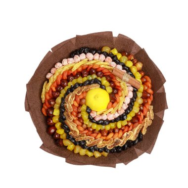 Beyaz arka planda izole kurutulmuş meyve bir buket şeklinde benzersiz renkli hediye. Üst görünüm