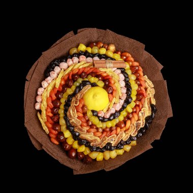 Siyah arka planda izole kurutulmuş meyve bir buket şeklinde benzersiz renkli hediye. Üst görünüm