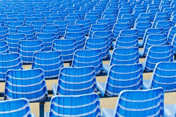 Rijen Van Blauwe Plastic Stoelen Een Metalen Voet Weergave — Stockfoto