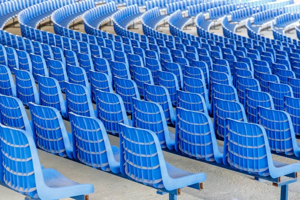 Rijen Van Blauwe Plastic Stoelen Een Metalen Voet Rijen Rond — Stockfoto