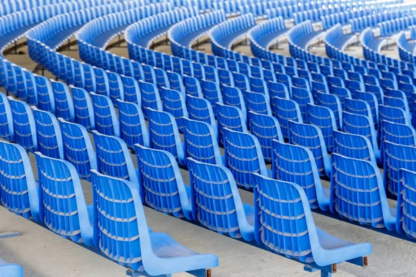 Rijen Van Blauwe Plastic Stoelen Een Metalen Voet Rijen Rond — Stockfoto