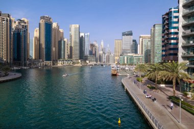 Dubai, BAE, Ocak 08, 2019: sıcak güneşli bir gün Dubai Marina görünümü