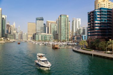 Dubai, BAE, Ocak 08, 2019: Dubai Marina ilçesinde modern binaların arka plana karşı koy üzerinde motor yat yelken