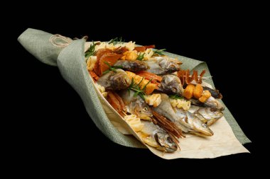 Kurutulmuş balık, kraker, siyah arka planda izole kurutulmuş kalamar oluşan benzersiz yenilebilir buket