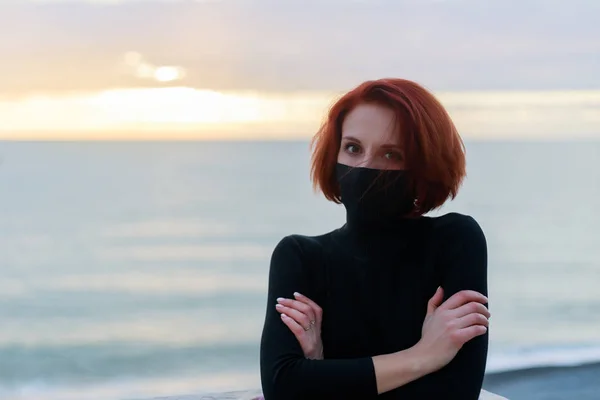 Retrato Una Mujer Joven Suéter Negro Clima Frío Sobre Fondo —  Fotos de Stock