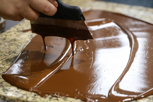 Шоколад Лопаткой Перемешивает Закаленный Жидкий Шоколад Гранитном Столе — стоковое фото