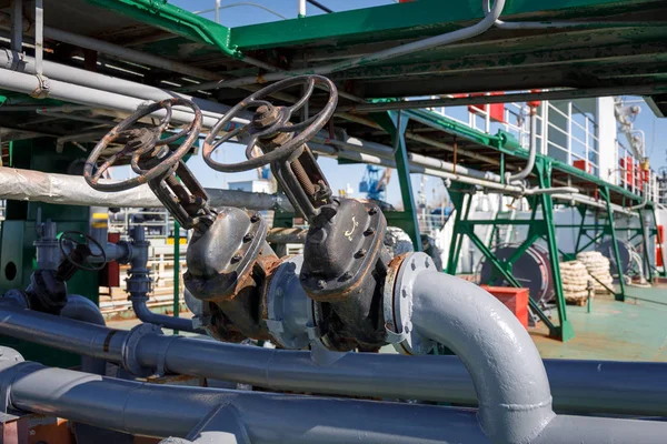 Valves Canalisations Pour Chargement Cargaisons Liquides Sur Pétrolier Chimique Photo De Stock