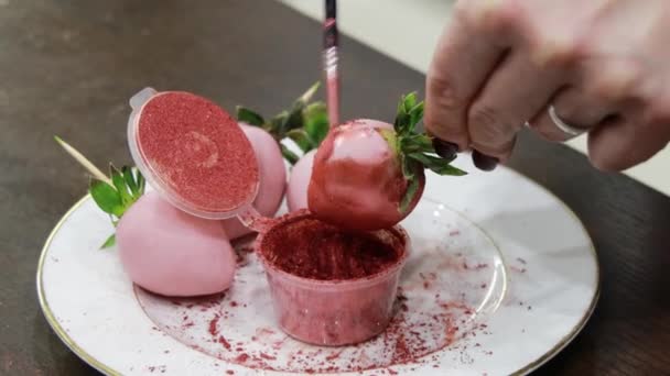 분홍색 초콜릿으로 딸기는 분홍색 반짝이는 페인트로 칠해져 있습니다 클로즈업 — 비디오