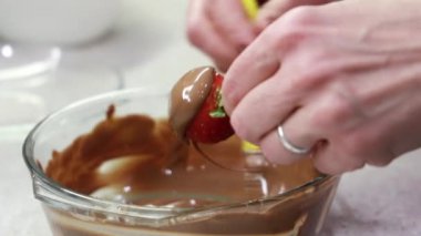 Olgun çilek eritilmiş sütlü çikolata kaplıdır