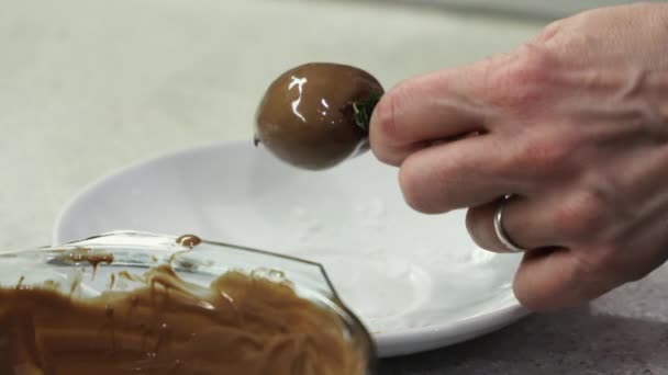 Zralá Jahoda Pokrytá Mléčnou Čokoládou Pokrývá Kokosové Hranolky — Stock video