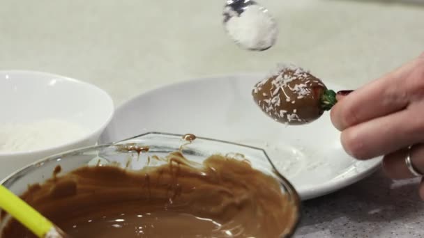 Fresa Madura Cubierta Con Chocolate Con Leche Cubre Con Chips — Vídeo de stock