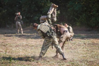 Sambek, Rostov Region, Rusya, 19 Ağustos 2018: Tarihi festival Sambek Heights. Özel birim askerleri el ele savaş tekniklerini gösteriyor