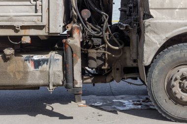 Yağ ve çamur kontamine kamyon motoru ve şanzıman