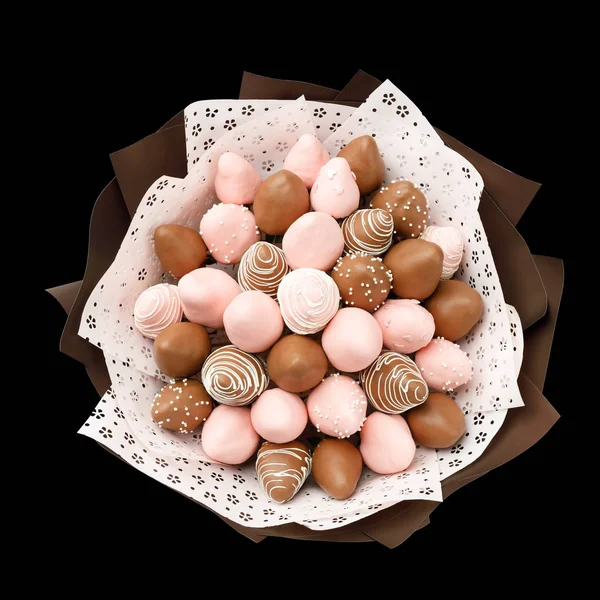 Вкусная Спелая Клубника Коричневом Розовом Шоколаде Виде Букета Черном Фоне — стоковое фото