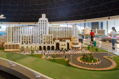 Dubai, BAE, Ocak 09, 2019: Legoland miniland büyük bina LEGO minyatür