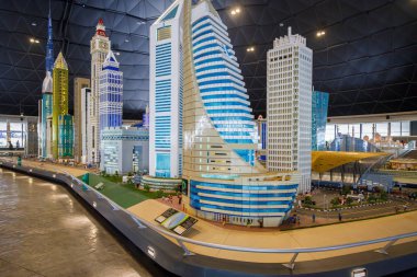 Dubai, BAE, Ocak 09, 2019: Etisalat karargahı kule 2 ve Legoland miniland dünyada diğer ünlü binalar