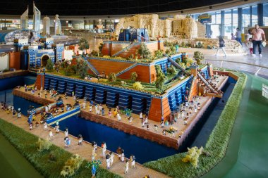 Dubai, BAE, Ocak 09, 2019: Babylon, miniland in Legoland içinde antik dünyanın yedi harikasından biri Hanging Gardens LEGO minyatür