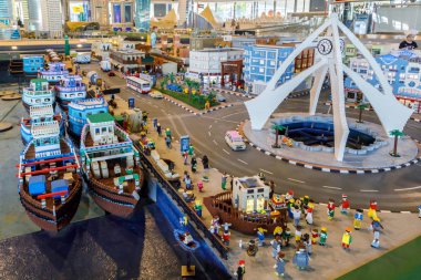 Dubai, BAE, Ocak 09, 2019: deniz limanının LEGO minyatürü, gemilerle, iskeleler ve Legoland miniland 'daki tüm altyapı