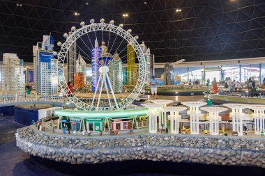 Dubai, BAE, Ocak 09, 2019: Legoland miniland içinde gözlem tekerleği LEGO minyatür