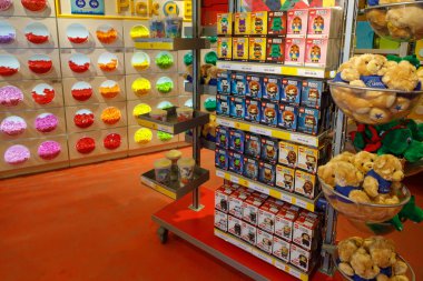 Dubai, Bae, 09 Ocak 2019: Legoland'deki bir mağazada raflarda inşaat oyuncakları çeşitleri