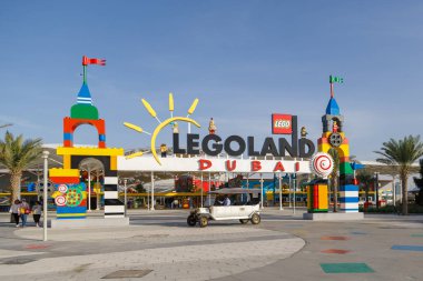 Dubai, Bae, 09 Ocak 2019: Eğlence parkı Legoland ana girişinin görünümü