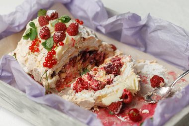 Ahşap tepside yatan beze kek lezzetli dilim