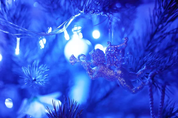 Gyönyörű Játék Formájában Egy Angyal Szárnyakkal Játszik Trombita Lóg Karácsonyfa — Stock Fotó