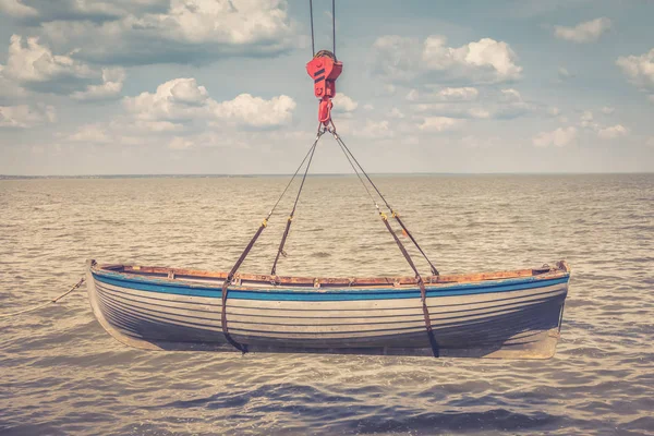 Barco Madera Remo Está Lanzando Mar Mediante Uso Grúa Imagen —  Fotos de Stock