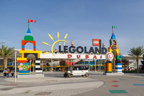 Dubai, Bae, 09 Ocak 2019: Eğlence parkı Legoland ana girişinin görünümü