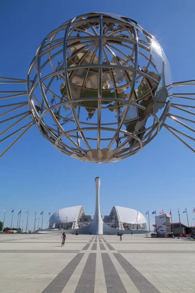 クラスノダール地域 ロシア 2017 ソチオリンピック公園のオリンピック炎ボウルとフィッシュスタジアムを背景に金属地球儀 — ストック写真