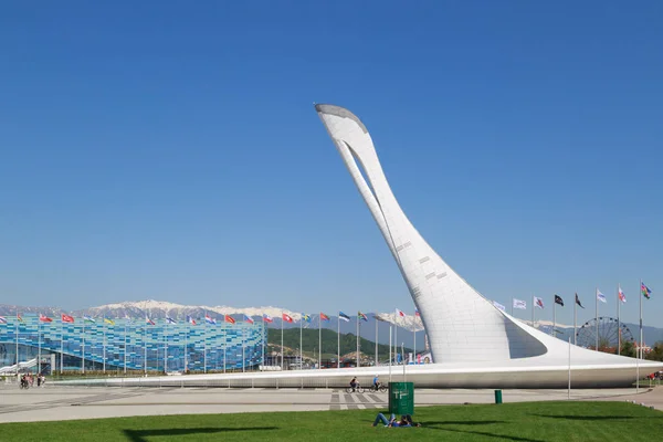 クラスノダール地域 ロシア 2017 アイスバーグスケート宮殿と雪に覆われた山々のスタジアムを背景にオリンピックの炎のボウル — ストック写真