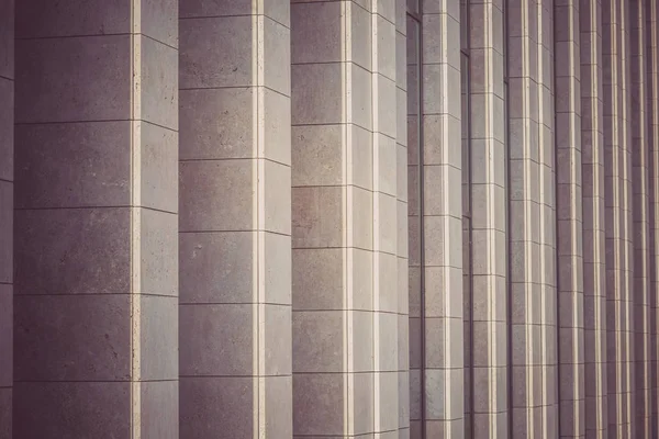 Columnas Verticales Fachada Edificio Moderno Como Fondo Imagen Tonificada Magenta — Foto de Stock