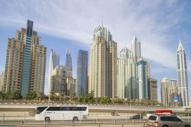 Dubai, BAE, 13 Ocak 2019: mavi gökyüzüne karşı güzel modern yüksek katlı binalar