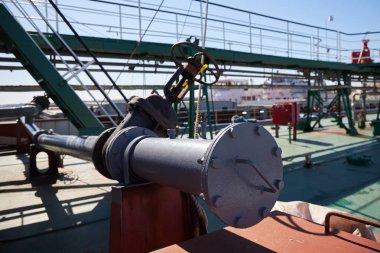Bir petrol tankerinde sıvı kargo boşaltma için boru hattı