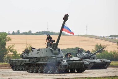 Sambek, Rostov region, Rusya, 28 Haziran 2019: Uluslararası askeri teknik Forum ordusu-2019. Tank mürettebat kendini tahrikli obüs içinde almak 2s3m Akatsiya