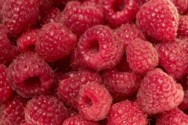 Bir arka plan veya zemin olarak olgun sulu ahududu çilek yığını