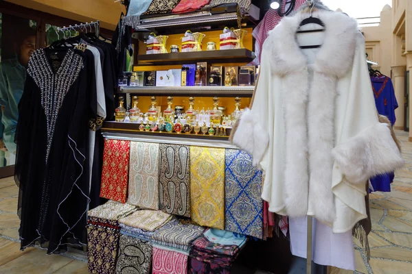 Dubai Emirados Árabes Unidos Janeiro 2019 Mulheres Tradicionais Abaya Lenços — Fotografia de Stock