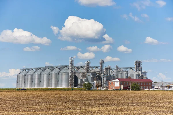 ノボニコラエフスカヤ クラスノダール地域 ロシア 7月01 2019 青空を背景に穀物作物の近代的な処理複合体 — ストック写真