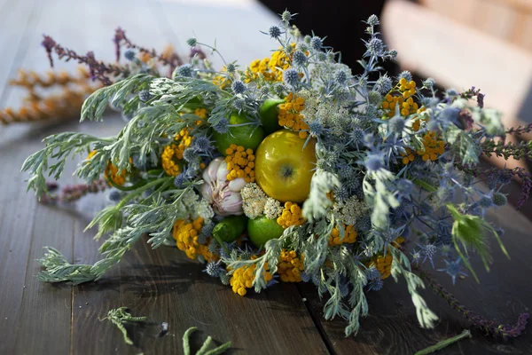 Vacker Doftande Bukett Vildblommor Ligger Ett Träbord Närbild — Stockfoto