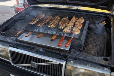 Rostov-On-Don, Rusya, 16 Haziran 2019: Eski bir Volvo otomobilin kaputunun altında yapılan lezzetli et ızgarada kızartılır