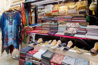 Dubai, Bae, 13 Ocak 2019: Kadın eşarpları, sandaletler, debriyajlar ve giysileri olan bir sokak satıcısı tezgahı için vitrin
