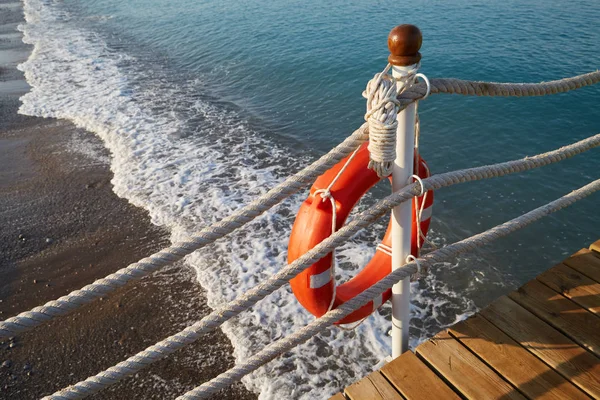Rettungsring Mit Seil Steht Ufer Des Strandes — Stockfoto