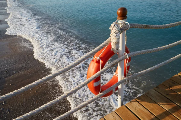 Boya Salvamento Con Una Cuerda Está Borde Del Agua Playa —  Fotos de Stock