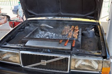 Rostov-On-Don, Rusya, 16 Haziran 2019: Eski Volvo otomobilin kaputunun altında yapılmış benzersiz ızgara