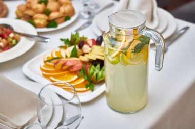 Carafe lezzetli serin limonata ile bir restoranda bir masada duruyor