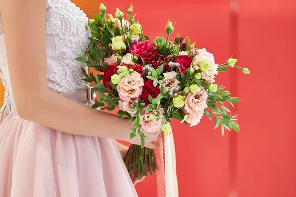 Menyasszony Egy Rózsaszín Ruhában Áll Egy Szép Csokor Szegfű Rózsa — Stock Fotó
